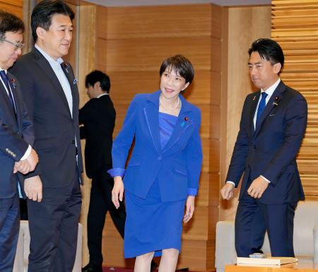 閣議に臨む高市首相（右から２人目）ら＝２９日午前、首相官邸