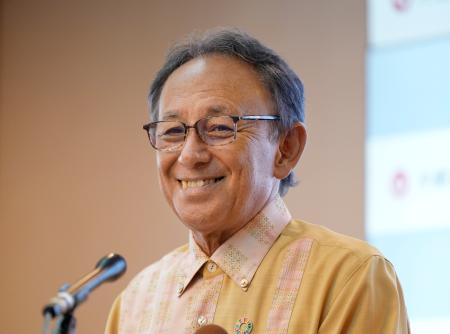 笑顔で退任の記者会見をする沖縄県の玉城デニー知事=29日午前、沖縄県庁