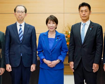 福島県の内堀雅雄知事（左）と面会し、撮影に応じる高市首相。右は細野復興相＝２９日午前、首相官邸