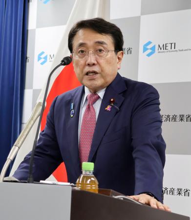 記者会見する赤沢経産相＝２９日午前、経産省