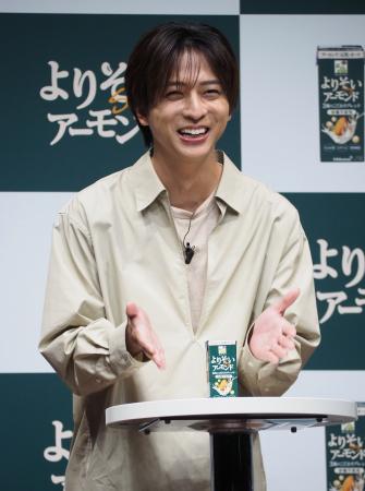 　ステージでＣＭの一場面を再現した寺西拓人＝２９日、東京都中央区
