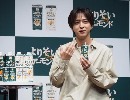 　新商品を試飲する寺西拓人＝２９日、東京都中央区