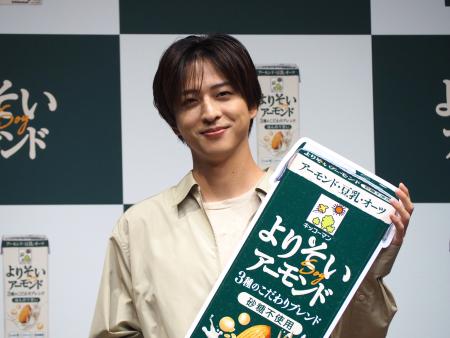 　キッコーマン「よりそいアーモンド」ＣＭ発表会に登場した寺西拓人＝２９日、東京都中央区