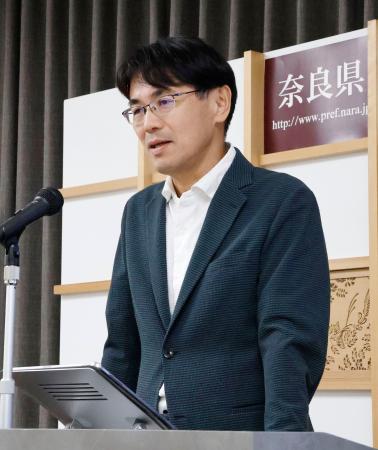 記者会見する奈良県の山下真知事＝２９日午前、奈良県庁