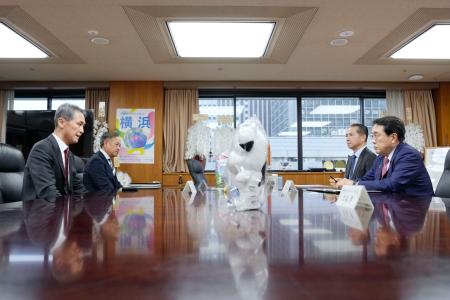 赤沢経産相（右手前）と面会する茨城県常陸大宮市の鈴木定幸市長（左手前）＝２９日午後、経産省