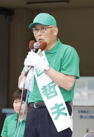 山口県上関町長選が告示され、第一声を上げる西哲夫氏=29日午前、上関町