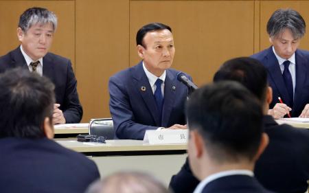国勢調査の人口過大報告問題を巡り開かれた富山市議会議員協議会に出席する藤井裕久市長（中央）＝２９日午後