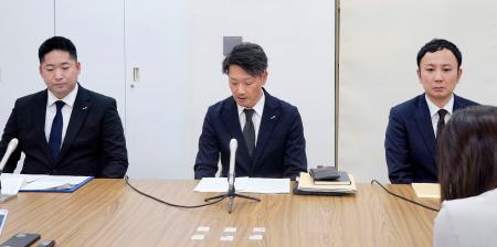 電気料金の過大徴収について、記者に説明する中部電力ミライズの担当者ら=29日午後、名古屋市