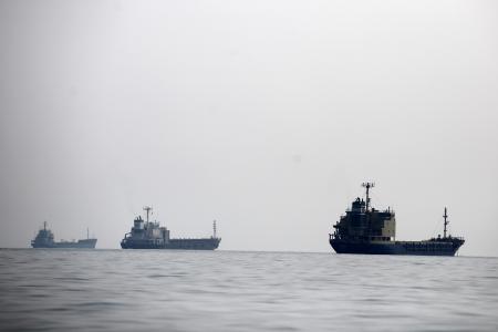 ホルムズ海峡で停泊中の石油タンカーなど民間船=9日、イラン南部(ゲッティ=共同)