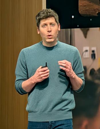 講演する米オープンＡＩのサム・アルトマンＣＥＯ＝２９日、サンフランシスコ（共同）
