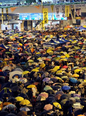 香港・アドミラリティで開かれた「雨傘運動」の参加者＝２０１４年１０月（共同）