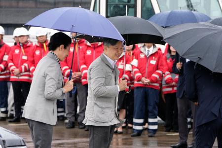 熊本地震の被災地を見舞うため、羽田空港を出発される天皇、皇后両陛下＝３０日午前