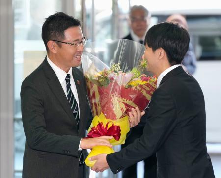 沖縄県庁に初登庁し、花束を受け取る古謝玄太知事（左）＝３０日午前