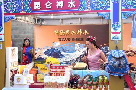 物産展に出展した中国新疆ウイグル自治区のブース＝９月、北京（共同）