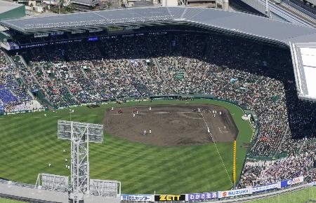 高校野球が行われる甲子園球場＝兵庫県西宮市