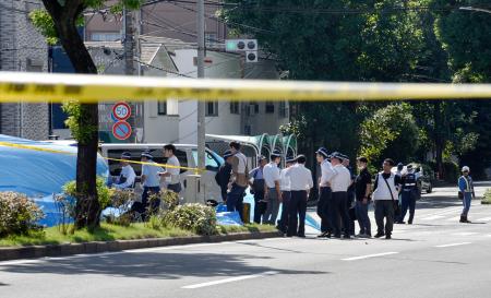 発砲事件があった神戸市中央区の現場周辺＝３０日午後２時１４分