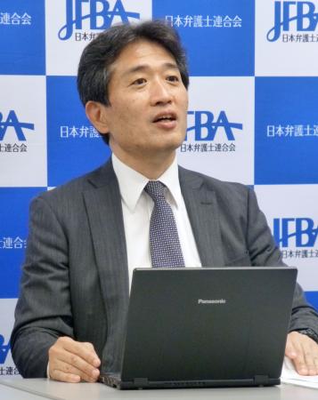 記者会見する日弁連国選弁護本部の吉川健司本部長代行＝３０日午後、東京都千代田区