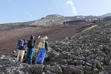 山梨県側の吉田ルートから富士山に登る人たち