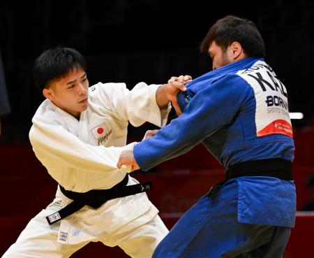 男子６０キロ級決勝　カザフスタン選手（右）と対戦する近藤隼斗＝ＩＧアリーナ