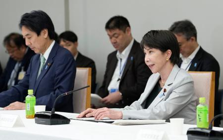 経済財政諮問会議で発言する高市首相。左は城内経済財政相＝３０日午後、首相官邸