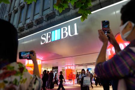 営業最終日を迎えた西武渋谷店を写真に収める人たち＝３０日午後、東京都渋谷区