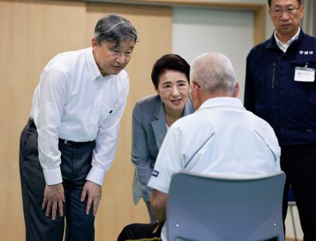 熊本地震の被災者と懇談される天皇、皇后両陛下=30日午後、熊本県宇城市