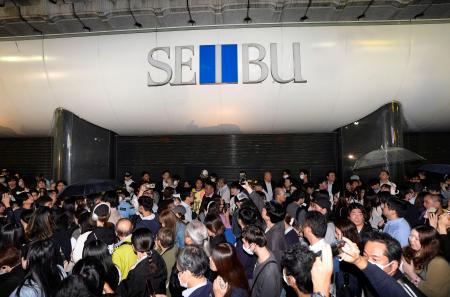 大勢の人が見守る中、シャッターが下ろされた西武渋谷店=30日夜、東京都渋谷区