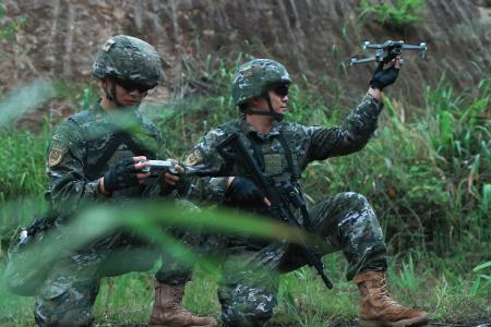 ドローンの操縦訓練をする中国の武装警察隊員=2025年11月、中国雲南省(共同)