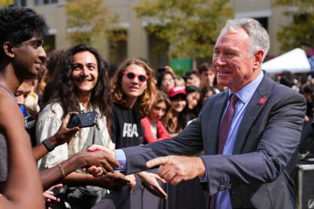 米カーネギーメロン大の学生と握手する資産家のケン・グリフィン氏（右）＝９月３０日、ペンシルベニア州ピッツバーグ（ＡＰ＝共同）