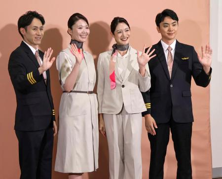 関西空港でお披露目されたピーチ・アビエーションの新制服=1日午前