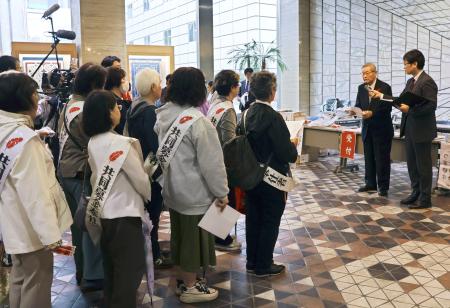 札幌市役所で行われた赤い羽根共同募金運動の出発式＝１日午前