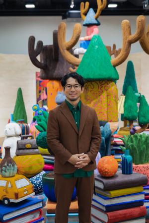 　平子雄一さんとインスタレーション作品＝東京・日比谷（提供写真）