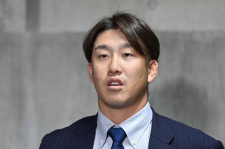 戦力外通告を受け、取材に応じる広島の小園海斗内野手=1日、マツダスタジアム