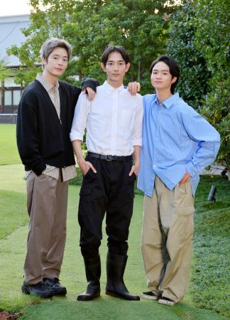 「天狗の台所 Season3」に出演する(左から)塩野瑛久、駒木根葵汰、越山敬達=東京都港区
