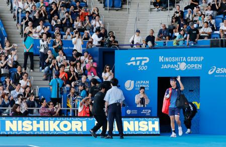 木下グループ・ジャパン・オープンの男子シングルス1回戦に臨む錦織圭=1日、東京・有明テニスの森公園