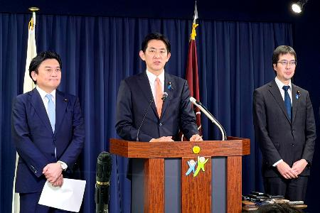 記者会見する自民党の小林政調会長（中央）＝１日午後、東京・永田町の党本部