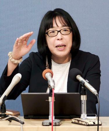 記者会見する青龍美和子弁護士＝１日午前、甲府市