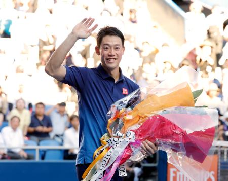 木下グループ・ジャパン・オープンのシングルス１回戦で敗れ、花束を手に引き揚げる錦織圭＝１日、東京・有明テニスの森公園
