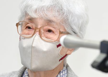 取材に応じる横田めぐみさんの母早紀江さん＝１日午後、川崎市