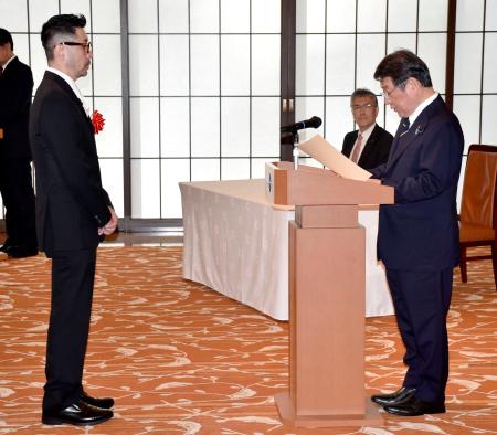 茂木外相（右）から表彰されるインド・ムンバイの日本総領事公邸料理人宮村幸成さん＝１日午後、東京都港区