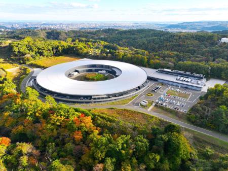 仙台市に整備された次世代放射光施設「ナノテラス」（量子科学技術研究開発機構提供）