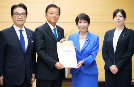 自民党の外国人政策本部の新藤義孝本部長（中央左）から提言書を受け取る高市首相（同右）＝１日午後、首相官邸