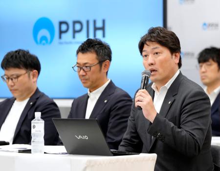 記者会見するＰＰＩＨの森屋秀樹社長（右）＝１日午後、東京都渋谷区
