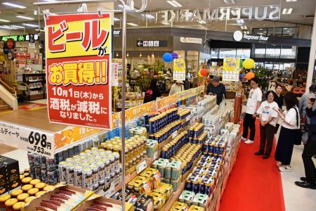 千葉県内のイオンモールのビール売り場＝１日午後