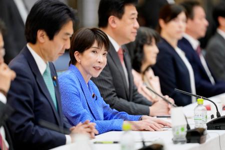 日本成長戦略会議で発言する高市首相（左から２人目）＝１日午後、首相官邸