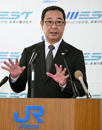記者会見するＪＲ西日本の林秀樹岡山支社長＝１日午後、岡山市