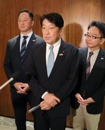 記者団の取材に応じる自民党の小野寺五典元防衛相（中央）＝１日、キーウ（共同）