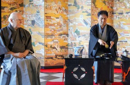 茶道のお点前を披露する裏千家淡交会オーストリア協会の高松宗力会長（右）＝１日、オーストリア南部グラーツ（共同）