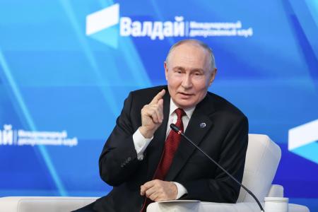 １日、モスクワで発言するロシアのプーチン大統領（タス＝共同）