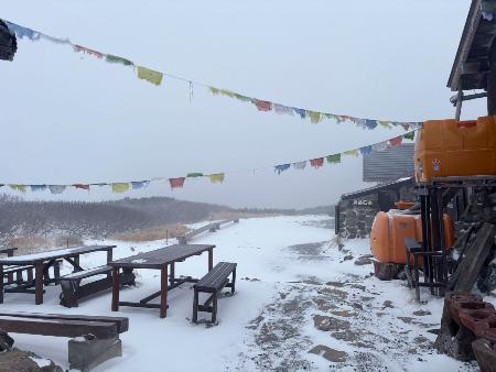 　初雪が観測された北海道・大雪山系の黒岳山頂付近の山小屋周辺＝２日午前６時ごろ（黒岳石室管理人提供）
